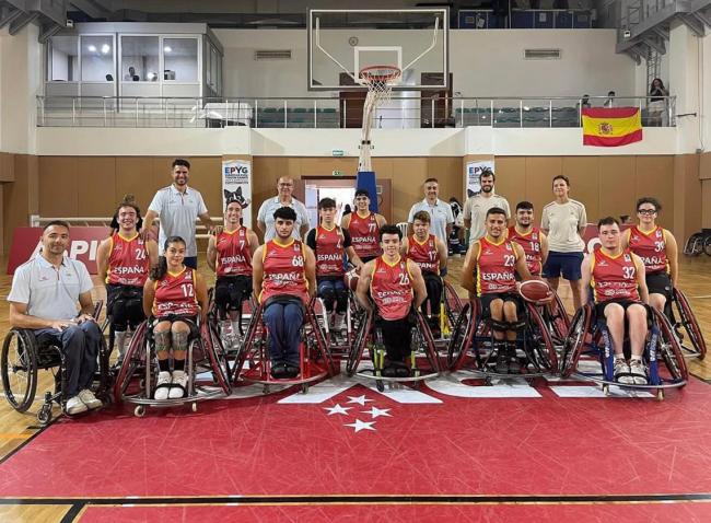 Samuel Pariente en primera fila en el centro, junto al resto de sus compañeros de la selección española