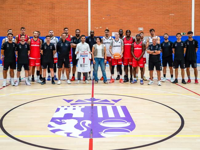 El Coviran Granada entrenó en el Pabellón José Antonio Paraíso y le entregó una camiseta el alcalde como muestra de agradecimiento al Ayuntamiento