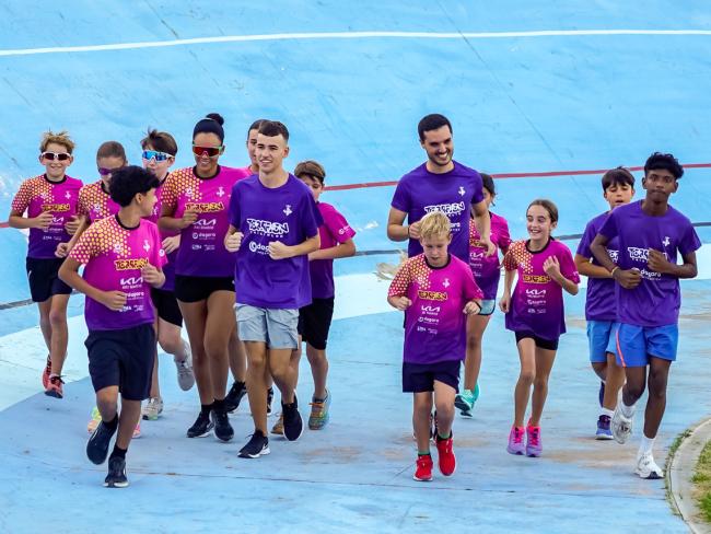 El alcalde, Alejandro Navarro, realizó parte del entrenamiento con los integrantes del club Tri-Torrejón