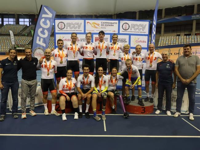 Selección de la Comunidad de Madrid que disputó el Campeonato de España de Ciclismo en Pista Paralímpico con el torrejonero Christian Silva a la izquierda