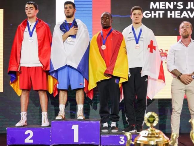 Efosa Wisdom Igvinovia, con la medalla de bronce lograda en el Campeonato de Europa junior y la bandera de España sobre sus hombros