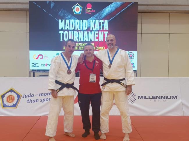 Juan Pozo y Mariano Arroyo con la medalla de bronce lograda en el torneo intenacional “Madrid Kata Tournament”
