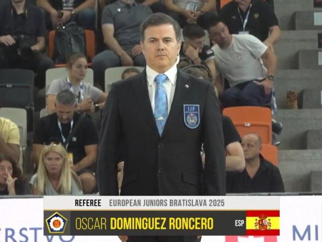  El árbitro internacional del club, Óscar Domínguez