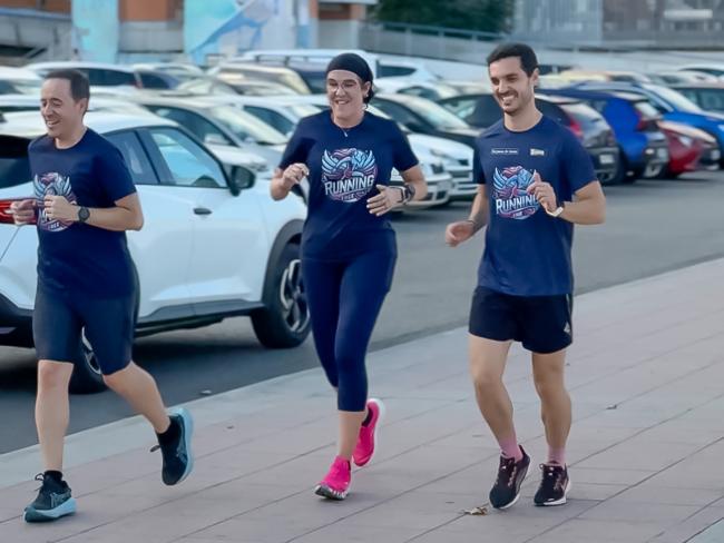 El alcalde, Alejandro Navarro, corriendo junto a Leticia Duarte