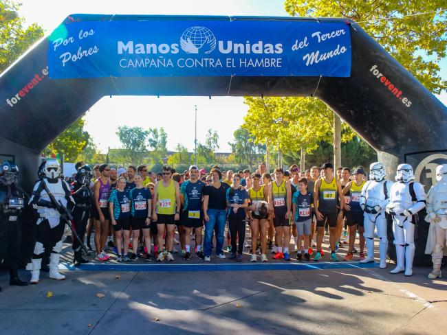 Familias y corredores de todas las edades participaron en la Carrera Solidaria de Manos Unidas 