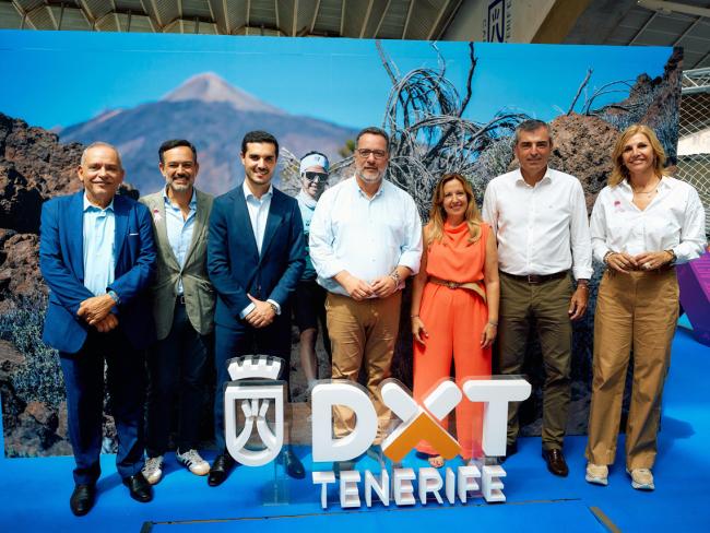 Alejandro Navarro junto al vicepresidente del Gobierno de Canarias, Manuel Domínguez González, el consejero de Educación y Deportes del Gobierno de Canarias, Poli Suárez, la presidenta del Cabildo de Tenerife, Rosa Dávila, y otras autoridades