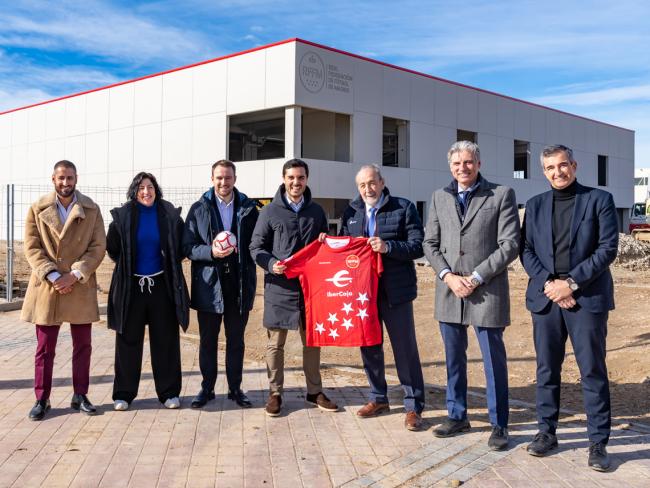 El alcalde, Alejandro Navarro Prieto, el concejal de Urbanismo, Vivienda y Juventud, Víctor Miranda, la concejala de Turismo, Miriam Gutiérrez, el presidente de la RFFM, Paco Díez, el presidente del Comité Fútbol Sala, Roberto Gracia, el vicepresidente deportivo, Álvaro Urbina, y el secretario general de la federación, José Gallardo, visitando las obras