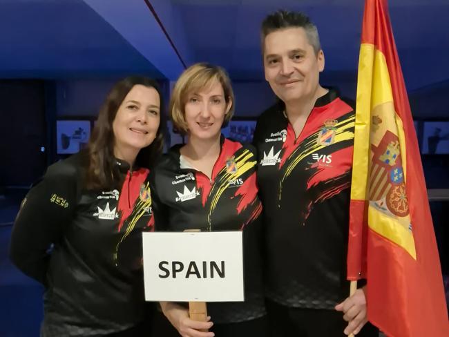 De izquierda a derecha, Luz Leal, seleccionadora española de bolos, Vanesa García y Raúl Jiménez