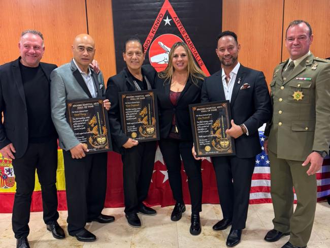 Cristina Álvarez, junto a José Caballero (izquierda), el teniente coronel Robles (derecha) y los Grandes Maestros, David Ducay, Kimo Emperado y Glenn Fraticelli  