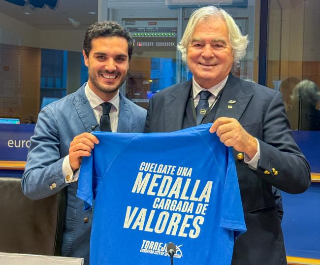 El alcalde, Alejandro Navarro, entregó a Gian Francesco Lupattelli, presidente de la Asociación Europea de Capitales y Ciudades del Deporte, una camiseta conmemorativa de Torrejón de Ardoz “Ciudad Europea del Deporte 2026”