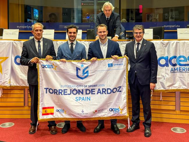 El alcalde, Alejandro Navarro Prieto, el concejal de Urbanismo, Vivienda y Juventud, Víctor Miranda, con Gian Francesco Lupattelli, presidente de la Asociación Europea de Capitales y Ciudades del Deporte y otros responsables del evento