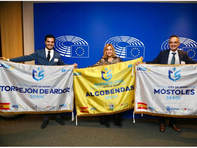El alcalde, Alejandro Navarro Prieto, con Manuel Bautista,  alcalde de Móstoles, otra ciudad madrileña galardonada como Ciudad Europea del Deporte 2026 y con Rocío García, alcaldesa de Alcobendas, que ha recibido el reconocimiento como la mejor Ciudad Europea del Deporte 2025