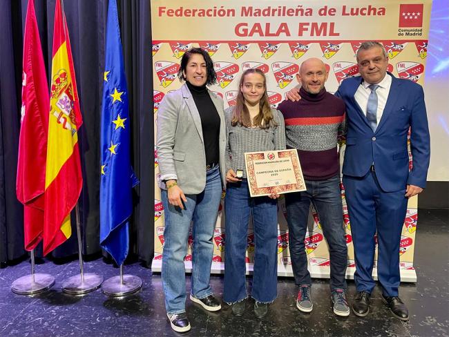 La torrejonera Carolina Caro, junto al presidente del Club de Lucha de Torrejón de Ardoz, José Manuel Ruiz García-Morales 