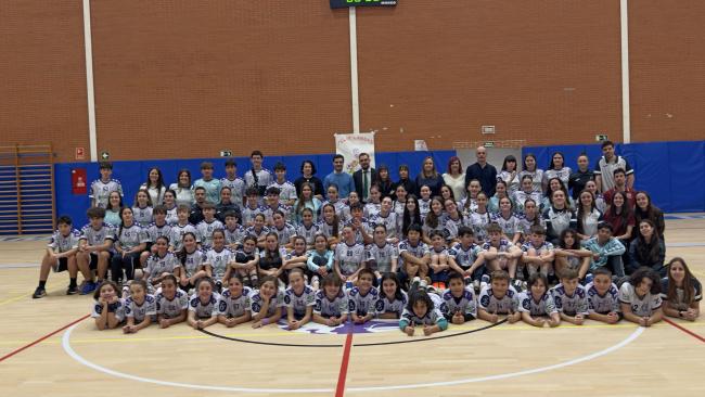 El alcalde, Alejandro Navarro, y la concejala de Deportes y Turismo, Miriam Gutiérrez, con el Club Balonmano Torrejón en su Torneo Solidario