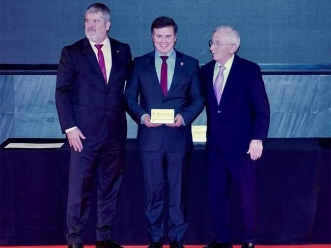 Óscar Domíguez con el reconocimiento de la Federación Española de Judo