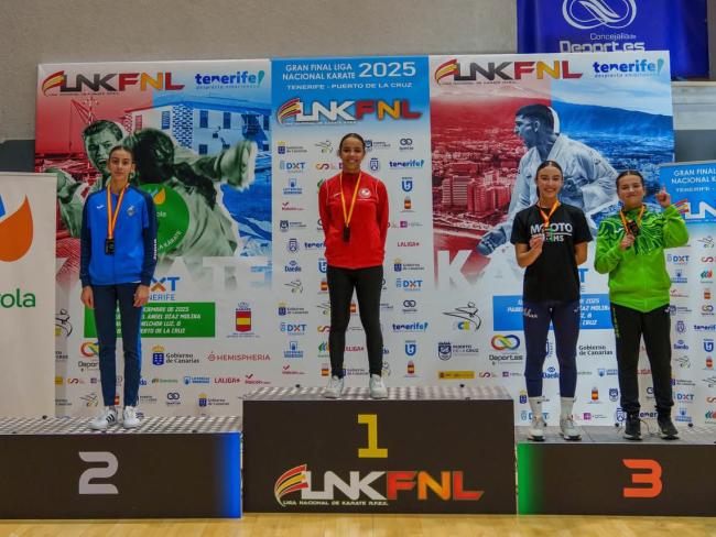 A la izquierda, la torrejonera María Lozano, del Club Kyodai Galan de San Fernando de Henares