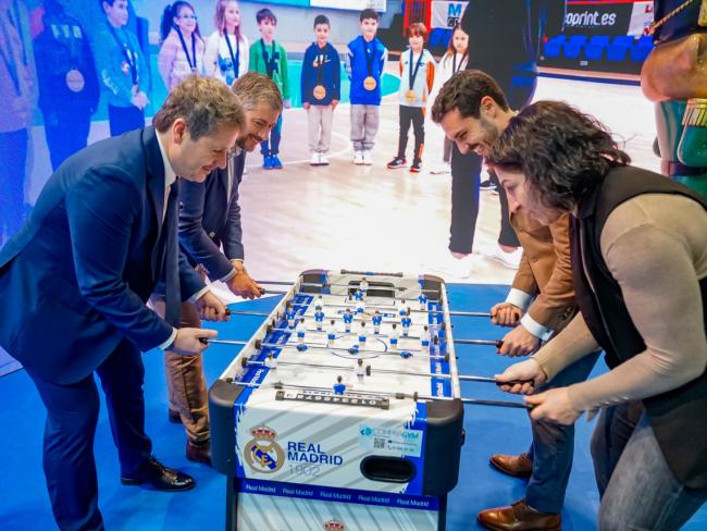 El consejero de Presidencia de la Comunidad de Madrid, Miguel Ángel García Martín, y el consejero de Cultura, Turismo y Deporte, Mariano de Paco, jugando una partida al futbolín contra el alcalde, Alejandro Navarro, y la concejala de Deportes y Turismo, Miriam Gutiérrez