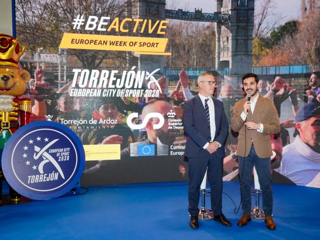 El alcalde, Alejandro Navarro, junto al subdirector adjunto y responsable de Relaciones Internacionales del Consejo Superior de Deportes (CSD), Juan Martorell, presentando los actos centrales de la Semana Europea del Deporte 2026 que tendrán lugar en Torrejón de Ardoz
