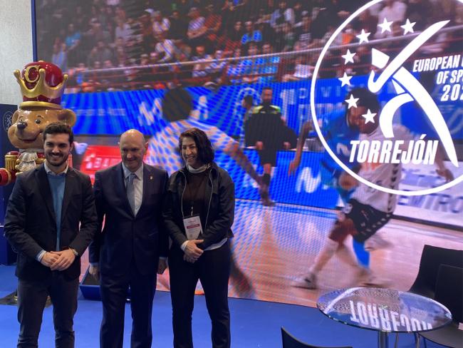 El presidente de la Real Federación Española de Fútbol, Rafael Louzán, junto al alcalde, Alejandro Navarro, y la concejala de Deportes y Turismo, Miriam Gutiérrez