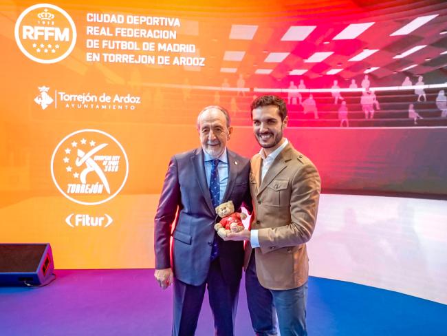 El presidente de la RFFM, Paco Díez, junto al alcalde, Alejandro Navarro, presentando la Ciudad Deportiva de la Real Federación de Fútbol de Madrid