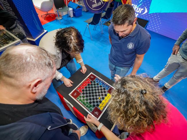 El stand de Torrejón de Ardoz acogió partidas de ajedrez en la modalidad de cuatro jugadores   