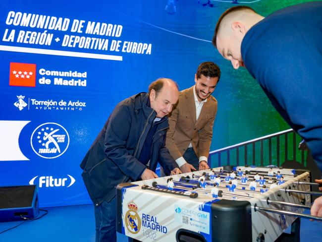 El periodista deportivo, Juanma Rodríguez, tertuliano del famoso programa de televisión, El Chiringuito, jugando al futbolín formando pareja con el alcalde, Alejandro Navarro