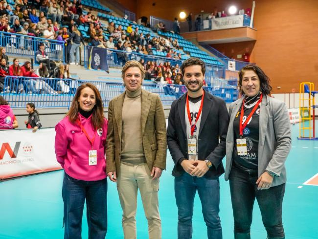 De izquierda a derecha: Sabrina de la Peña, presidenta del Club Voleibol Torrejón, Alberto Tomé, director general de Deportes de la Comunidad de Madrid, Alejandro Navarro, alcalde de Torrejón de Ardoz, y Miriam Gutiérrez, concejala de Deportes y Turismo