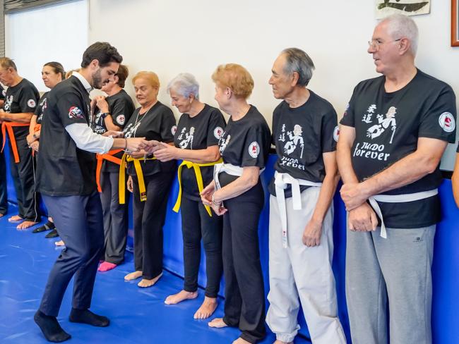 Los participantes de la iniciativa de judo para mayores también recibieron de parte del alcalde los logos para ponerlos en sus camisetas 