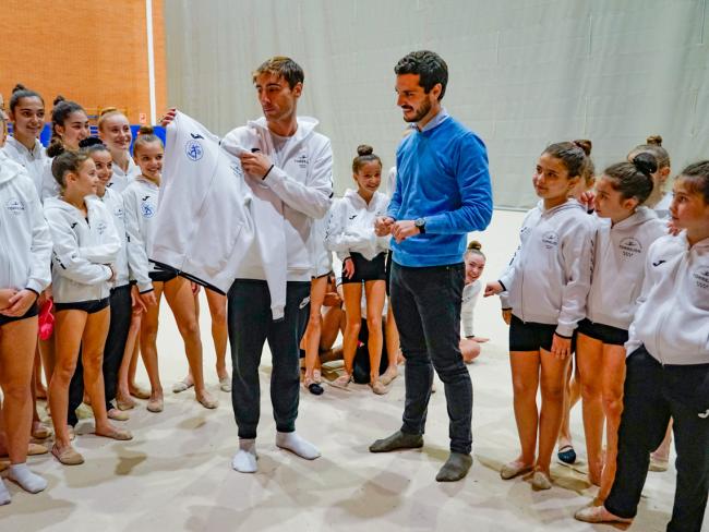 El alcalde, Alejandro Navarro, con el Club Escuela Gimnasia Torrejón