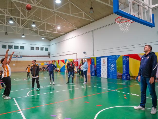 Felipe Reyes, uno de los jugadores españoles más laureados del Baloncesto y embajador de la Fundación Real Madrid, visitó a los participantes en al escuela adaptada de baloncesto