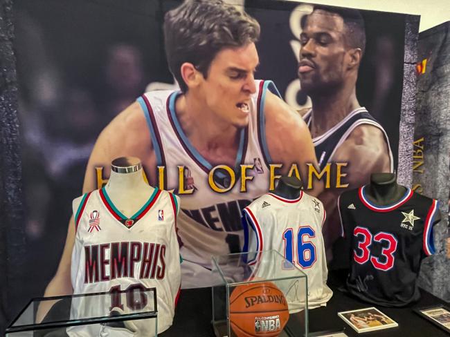 El baloncesto es el gran protagonista de la exposición en el CC Las Fronteras