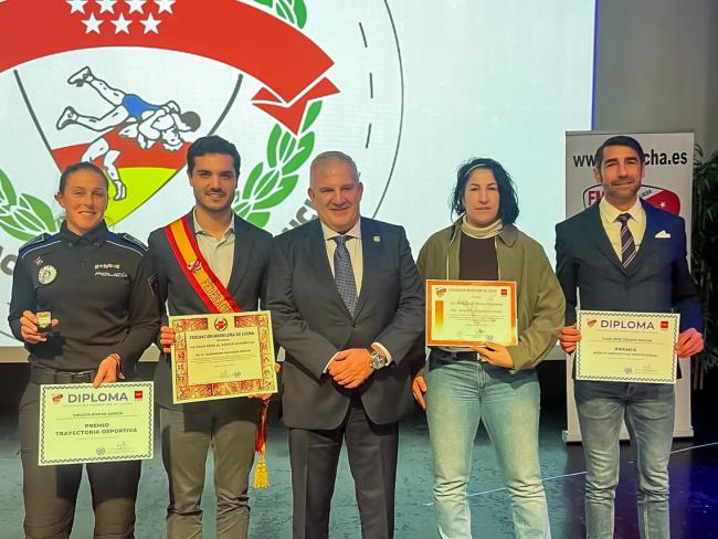 En el centro de la imagen, Ángel Luis Giménez Bravo, presidente de la Federación Madrileña de Lucha, junto a Violeta Rivera, Alejandro Navarro, Miriam Gutiérrez y Juan José Crespo