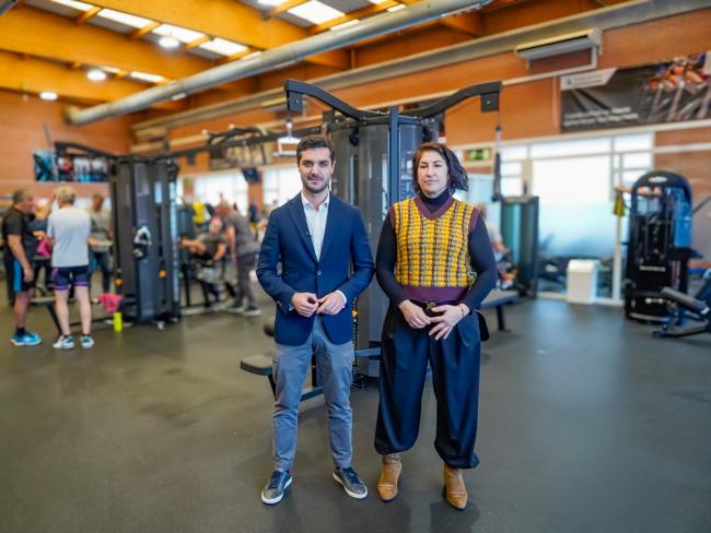 El alcalde de Torrejón de Ardoz, Alejandro Navarro Prieto, y la concejala de Deportes y Turismo, Miriam Gutiérrez, en el Gimnasio-Sala AFI (Actividad Física Integral).