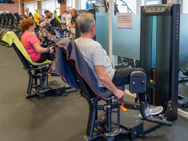   En total se han renovado más de 100 máquinas de cardio, fuerza y peso libre, además de juegos de pesas, bancos de abdominales y otros equipamientos utilizados para los distintos ejercicios