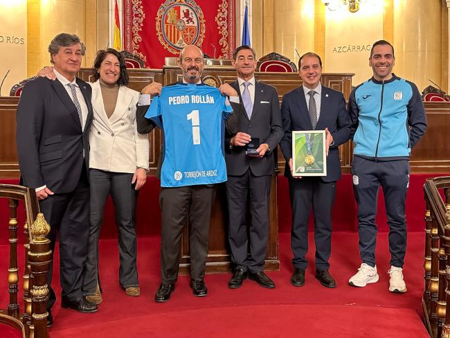 El presidente del Senado, Pedro Rollán, junto al presidente de Movistar Inter FS, José Manuel Saorín, el presidente de Honor, Francisco Vera, el director general, José Carlos Delgado, el capitán y torrejonero, Jesús Herrero, y la concejala de Deportes y Turismo, Miriam Gutiérrez