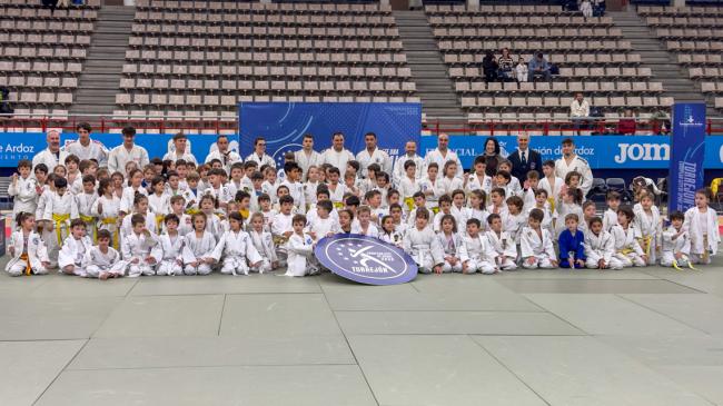 Los asistentes posaron con el logo de Torrejón de Ardoz Ciudad Europea del Deporte 2026