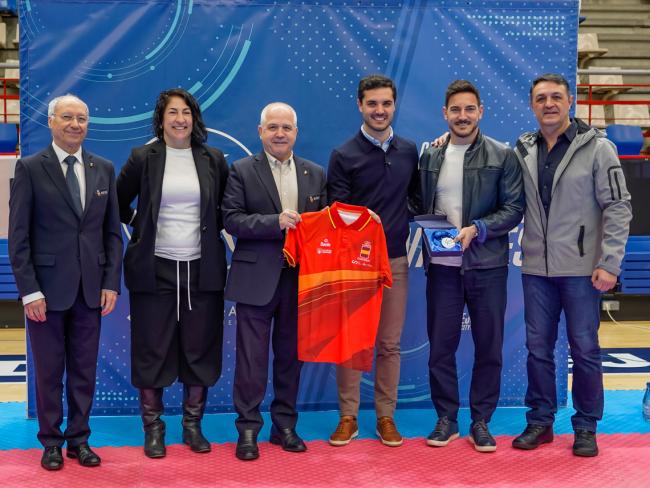 De izquierda a derecha: el presidente de la Federación Madrileña, Antonio Torrejón, Miriam Gutiérrez, concejala de Deportes y Turismo, el presidente de la Federación Española de Karate, Antonio Moreno, el alcalde de Torrejón de Ardoz, Alejandro Navarro, el subcampeón olímpico, Damián Quintero, y el presidente del Club Karate Torrejón de Ardoz Tomás Herrero