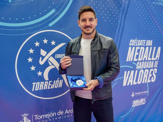 Damián Quintero con la medalla conmemorativa de Torrejón de Ardoz, Ciudad Europea del Deporte 2026
