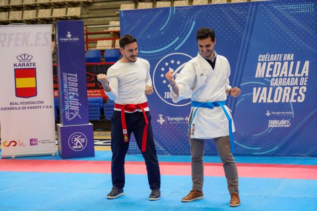 El alcalde, Alejandro Navarro, junto al medallista olímpico, Damián Quintero, que le enseño a realizar algunas katas