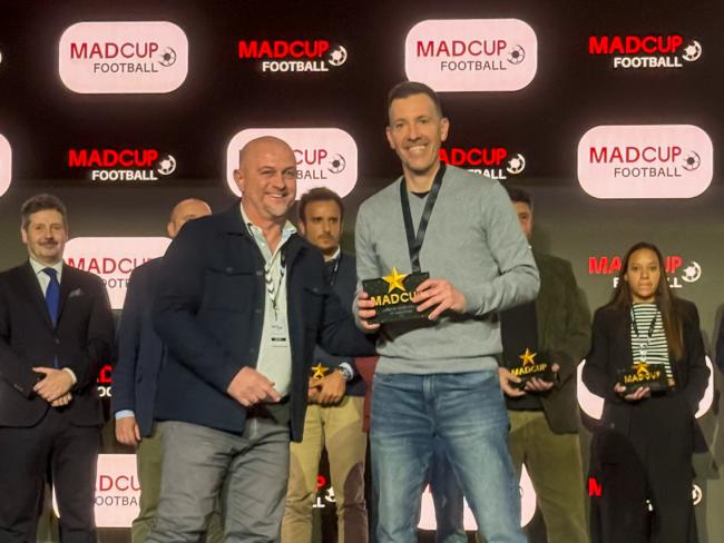 Ismael Monforte, representante de la AD Juventud, recibiendo el premio MadCup 5 Estrellas