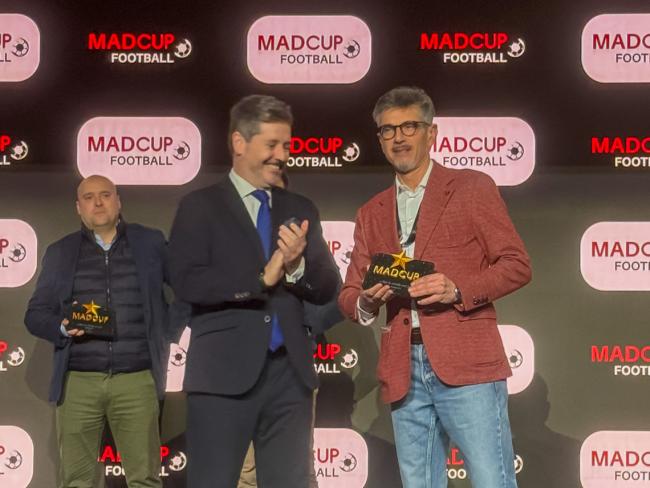 El presidente de la AD Torrejón CF, Alfredo de la Cal, recibiendo el premio MadCup 5 Estrellas 