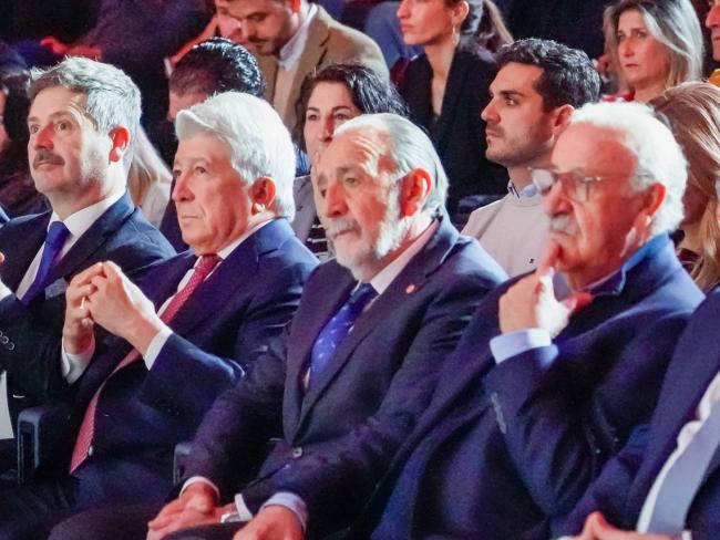 En primera fila de izquierda a derecha: Mariano de Paco, consejero de Cultura, Turismo y Deporte de la Comunidad de Madrid, Enrique Cerezo, presidente del Atlético de Madrid, Paco Díez, presidente de la Real Federación de Fútbol de Madrid, y Vicente del Bosque, exseleccionador campeón del Mundo con España en 2010 