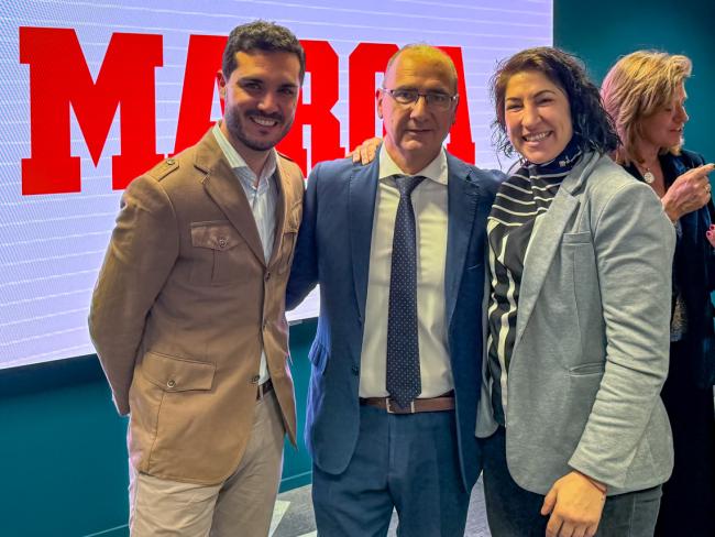 El alcalde de Torrejón de Ardoz, Alejandro Navarro, y la concejala de Deportes y Turismo, Miriam Gutiérrez, junto al director de Marca, Juan Ignacio Gallardo
