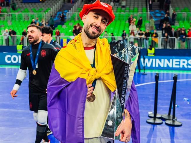 Mario Rivillos con la bandera de Torrejón de Ardoz y el trofeo de campeón de Europa