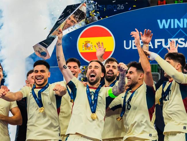 Mario Rivillos levantando el título de campeón de Europa como capitán de la selección española