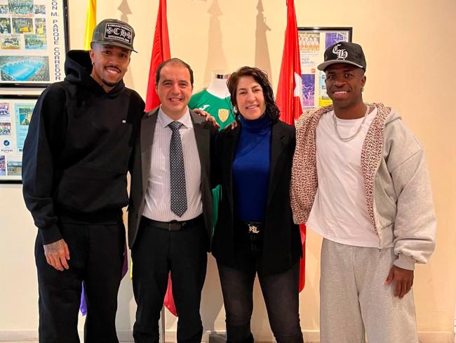 La concejala de Deportes y Turismo, Miriam Gutiérrez, y el director general de Movistar Inter FS, José Carlos Delgado, junto a los jugadores del Real Madrid, Vinicius y Militao