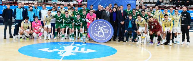 Los dos equipos posando al final del partido junto al logo de “Torrejón de Ardoz, Ciudad Europea del Deporte 2026”