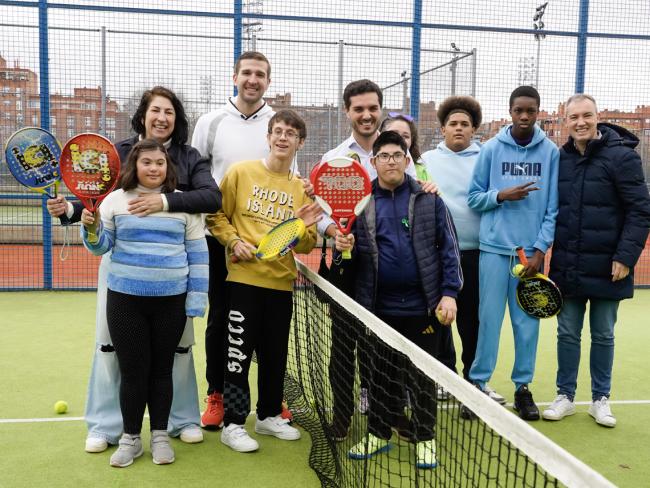 El alcalde, Alejandro Navarro Prieto, la concejala de Deportes y Turismo, Miriam Gutiérrez, y el edil de Bienestar, Educación e Inmigración, Rubén Martínez en el complejo deportivo El Juncal, donde tienen lugar las clases de pádel