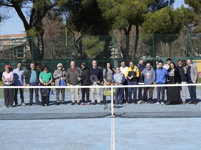 La escuela de tenis adaptado se desarrolla en colaboración con la Fundación del Tenis Madrileño y cuenta con más de 60 personas participantes con diversidad funcional intelectual, sensorial o mental
