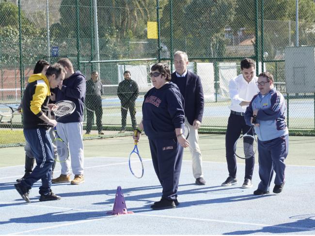 Alumnos de la escuela de tenis adaptada con el regidor torrejonero